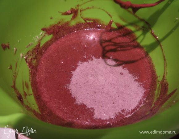 Вводим порциями мучную смесь.