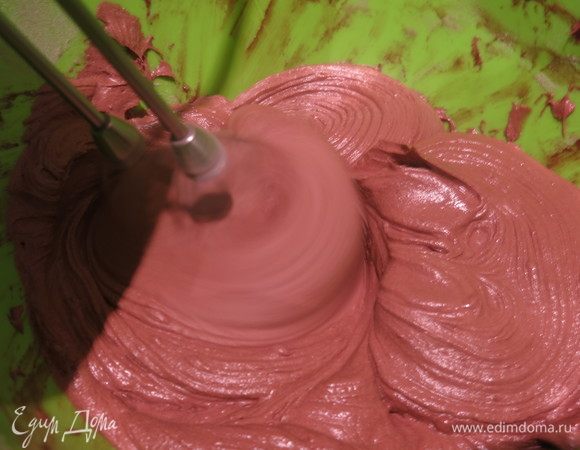 Продолжаем замес. Удобно работать с комбайном с чашей, но за отсутствием, я сбивала миксером на малых оборотах.