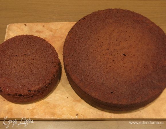 Выпекаем при 180°С 30-40 минут. Если хотите мягкую серединку — выпекать 25-30 минут, но для ярусного необходима была опора.