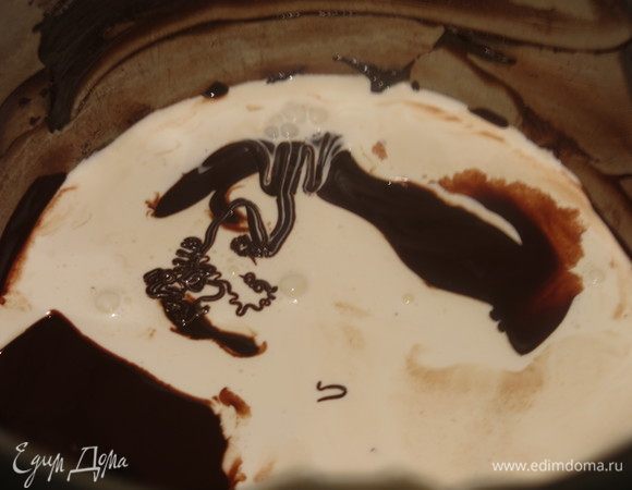 Готовим глазурь, я бы даже назвала крем. Растопленный шоколад соединяем со 100 мл сливок, прогреваем.