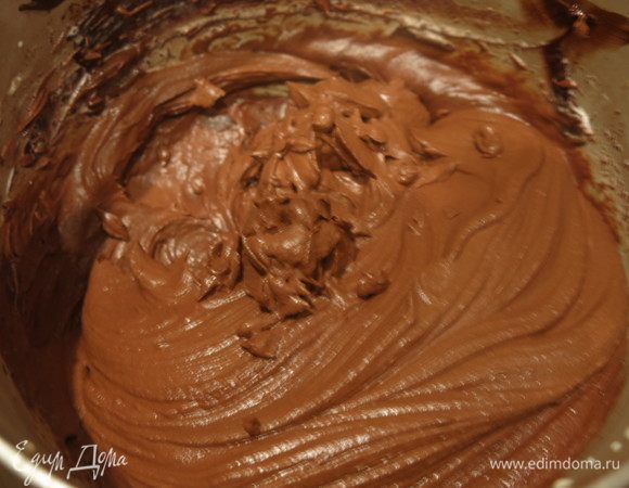 Вводим оставшиеся сливки, всбиваем.