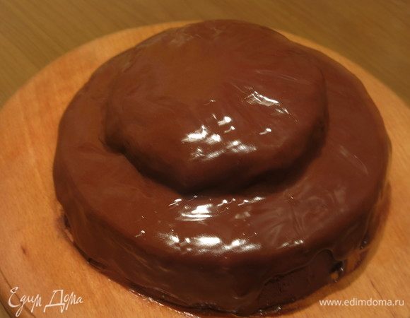 Покрываем глазурью пирог. Пока готовила, глазурь чуть застыла, первая порция легла плотным слоем, остатки еще немного подогрела и залила пирог.