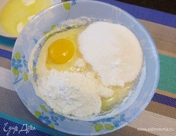 Добавим муку, сахар, соду, растопленное сливочное масло и яйцо. Тщательно перемешать.