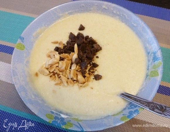 Вмешать миндаль и шоколадную крошку в тесто.