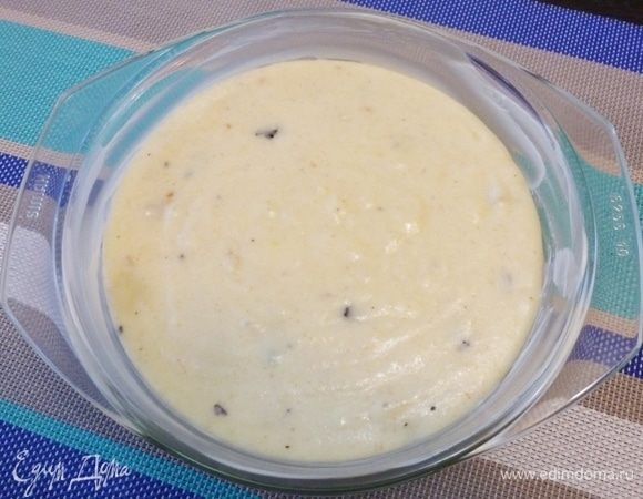 Форму для микроволновки смазать сливочным маслом и вылить в неё манное тесто.