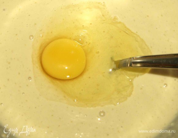 Добавляем куриное яйцо, заранее растопленное сливочное масло и замешиваем тесто.  