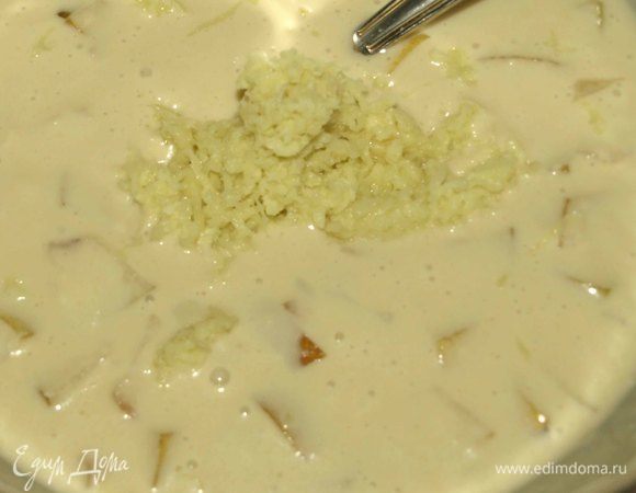 Имбирь натереть на мелкой терке и добавить в тесто. Все хорошо вымешать. Можно выпекать сразу, но если есть время, то лучше дать тесту постоять минут 10. 