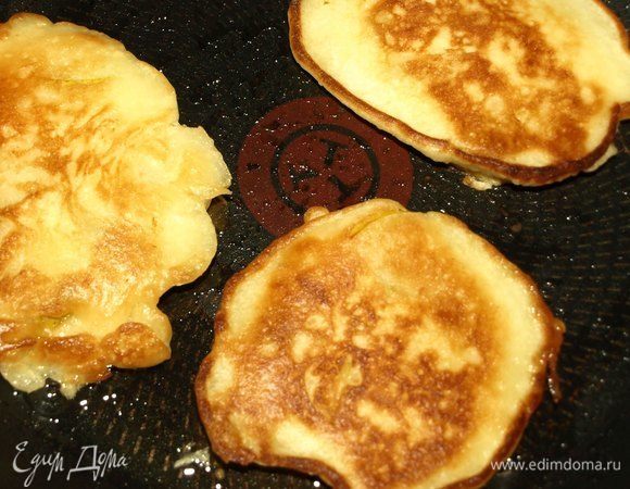 В сковороде разогреваем растительное масло и жарим оладьи.  