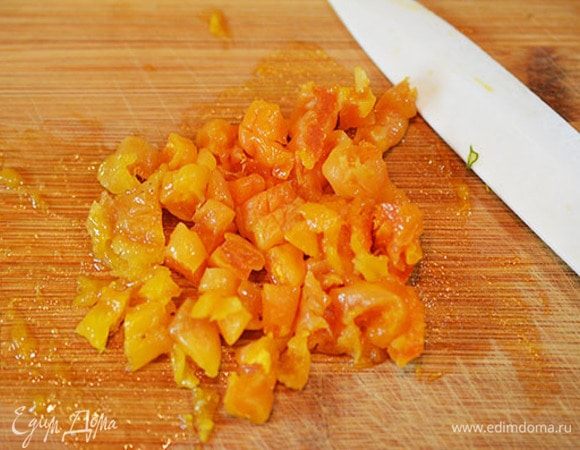 Залейте курагу кипятком на 10 минут, затем мелко нарежьте.