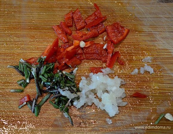 Листочки розмарина мелко порубите. Перец чили мелко нарежьте. Чеснок пропустите через пресс или нарежьте.