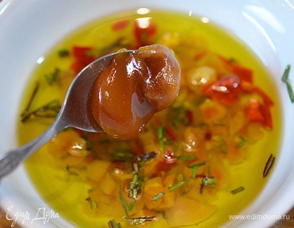 Для маринада смешайте все нарезанное с оливковым маслом, травами и медом. При желании можно посолить.