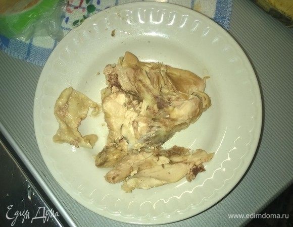 В первую очередь, берем 1 средний куриный окорочок и варим его до готовности. 