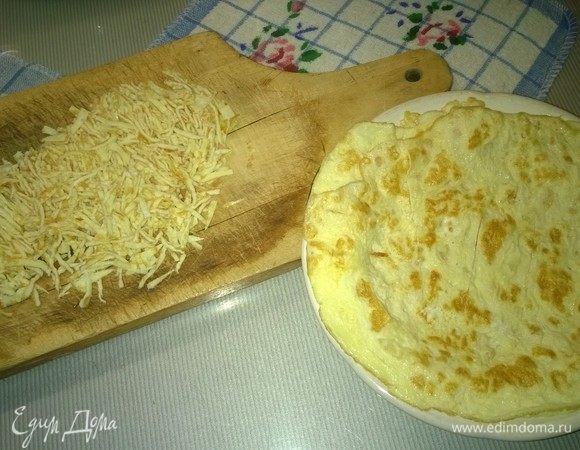 Далее берем 5-6 сырых куриных яиц, в зависимости от ваших предпочтений, добавляем к ним 1 щепотку соли, все это тщательно взбиваем и из получившейся однородной жидкой массы жарим блины.