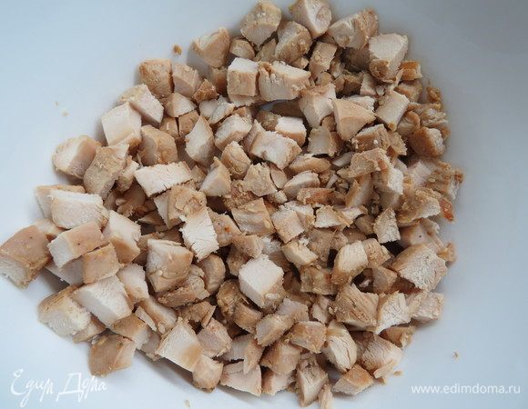 Куриные филе посолить, поперчить, посыпать приправами из итальянских трав и запечь в фольге до готовности. Запеченное филе порезать кубиками.