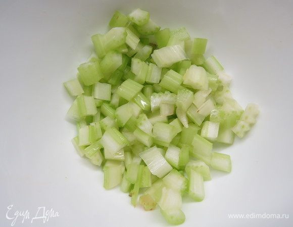 Сельдерей тонко нарезать, немного посолить, перемешать и отставить минут на 10 (он станет мягче). 
