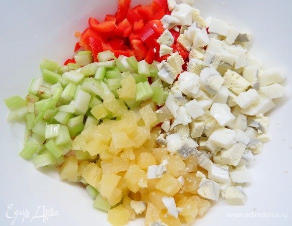 Яйца предварительно отварить и нарезать кубиками, перец и консервированный ананас также нарезать кубиками. Добавить все ингредиенты в салатник к курице.
