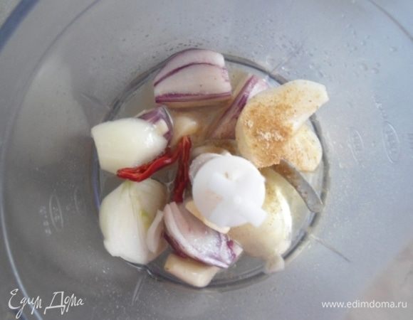 В измельчителе соединить очищенный лук и чеснок, молотый имбирь, сухой чили (если любите поострее кладите целый). Я заранее замочила его в горячей воде на 15 минут. Если у вас свежий перчик, просто удалите семена и добавьте.