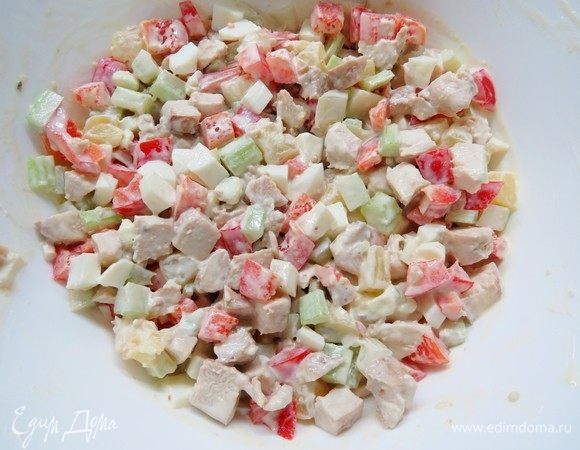 Заправить майонезом, посолить по вкусу, перемешать.