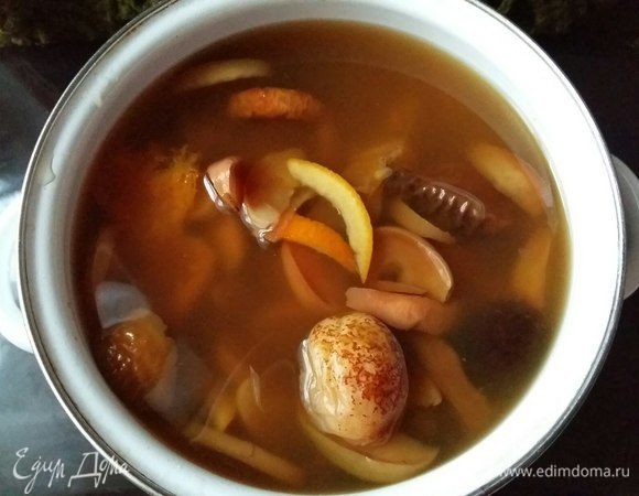 Оставить на ночь настояться. За это время напиток станет приятного насыщенного цвета. После того, как напиток настоялся, можно процедить, можно этого не делать, это по желанию.