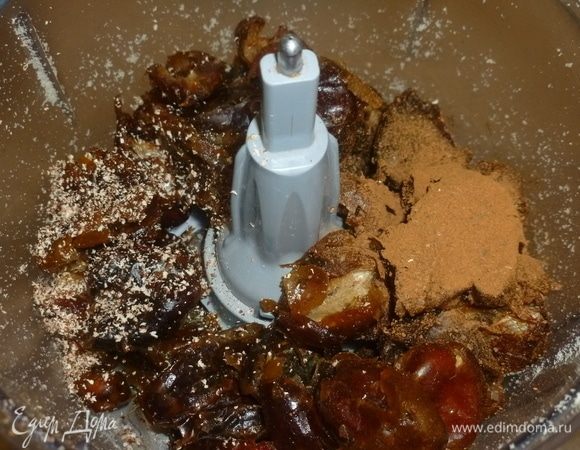 У фиников удалить косточки, сложить их в чашу комбайна с ножевой насадкой. Добавить корицу и натереть мускатный орех. Залить все чаем, прижимая, чтобы все было покрыто. Оставить на 10 минут. Прокрутить в пюре. 