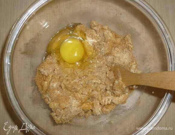 Масло растереть с сахаром. Вбить по одному яйца. 