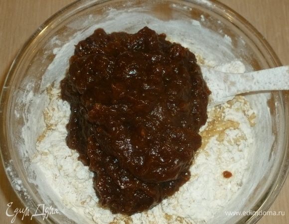 Добавить финиковое пюре, перемешать. Разогреть духовку до 180°C. Смазать маслом форму для запекания. Переложить тесто в форму и поставить в духовку на 45-50 минут, или дольше. Готовность проверить зубочисткой. Пудинг остудить сначала в форме, аккуратно достать и остудить полностью на решетке. 