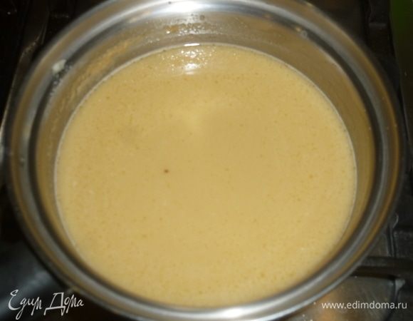 Для соуса в сотейнике растопить масло. Добавить сахар, ром (или ароматизатор) и подогретые сливки. Довести до кипения. Варить, помешивая, 5 минут. Соус получается довольно жидким. Если хотите, то загустить можно крахмалом. 