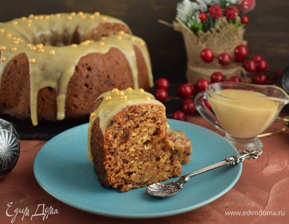 Полить пудинг соусом и украсить посыпкой. Приятного аппетита! 