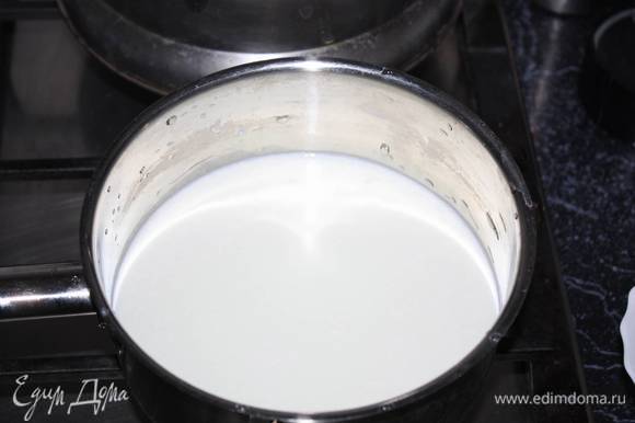 Начнем с приготовления заварного крема. В кастрюлю влить молоко и всыпать сахар. Довести до кипения.