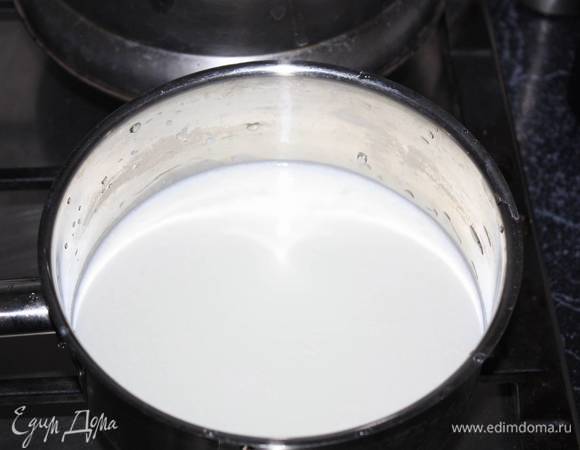 Начнем с приготовления заварного крема. В кастрюлю влить молоко и всыпать сахар. Довести до кипения.  