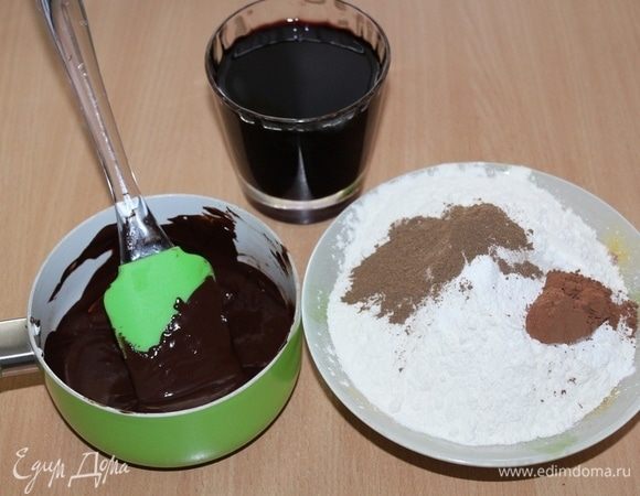 Для начала нужно сварить глинтвейн из красного вина и специй. Для ускорения процесса можно взять готовые специи, добавив их в прогретое вино. Остудить. 
Шоколад растопить, муку отвесить и смешать с какао, разрыхлителем, корицей.