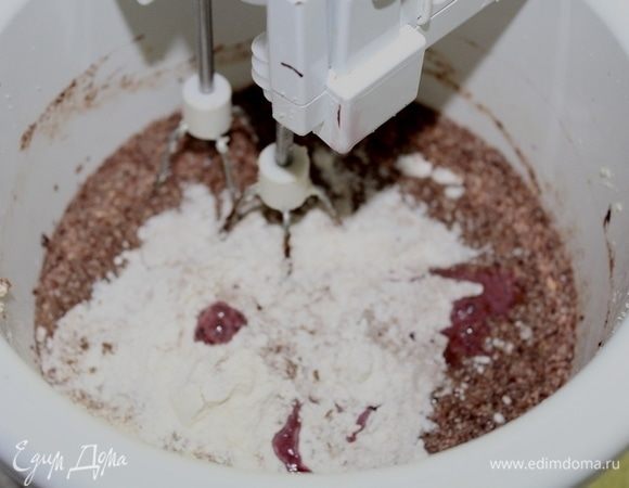 В шоколадную смесь добавляем чередуя мучную смесь и глинтвейн в объеме 125 мл! Перемешиваем.