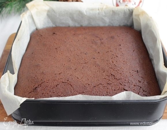 Отправляем пирог в разогретую духовку до 200°С, на 40-50 минут, при необходимости в конце можно прикрыть пирог бумагой. Остудить.