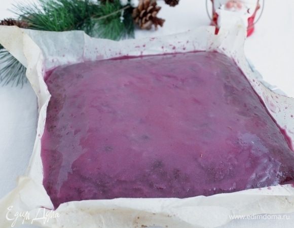 Для глазури сахарную пудру тщательно взбить с лимонным соком и оставшимся глинтвейном. Дать глазури схватиться. 