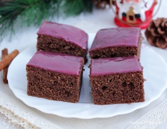 Пока глазурь еще не совсем застыла, можно порезать пирог на порционные кусочки.