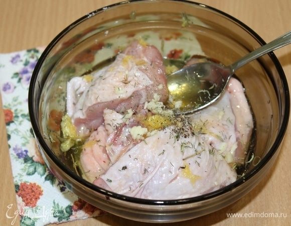 Куриное мясо натереть солью и перцем. Выдавить сок одного апельсина, добавить мед, оливковое масло, чеснок измельченный.