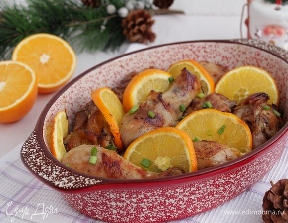 Запекать в духовке при 180°С, около 30-35 минут до готовности. Периодически поливать выделившимся соком.