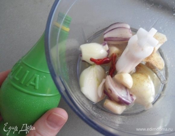 Влить сок лайма. Я воспользовалась своим подарком. Влить соевый соус. Взбить.