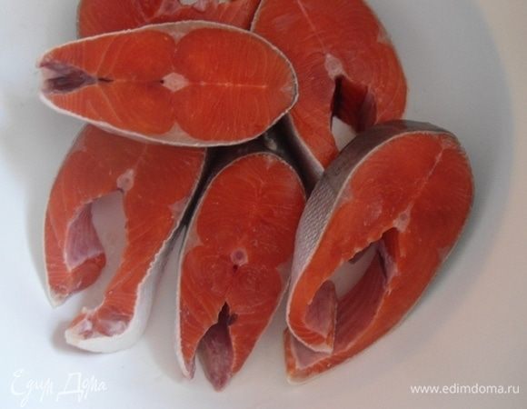 Стейки рыбы вымыть, просушить и слегка присолить. У меня стейки нерки. 