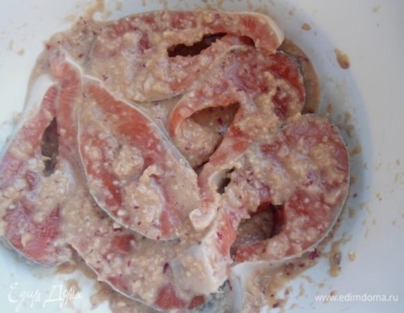 Обвалять рыбу в соусе и оставить в холодильнике на 30 минут.