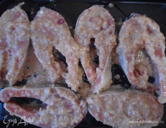 Духовку разогреть до 210°С, смазать форму маслом и выложить рыбку вместе с соусом. Запекать 20 минут.