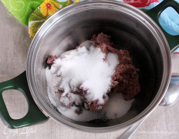 Добавить сахарный песок (4 ст. л.). Если у вас есть блендер, то можно пюрировать фасоль блендером, добавив сахарный песок сразу при пюрировании. При пюрировании блендером может понадобиться небольшое количество отвара, если фасоль будет суховата, поэтому сразу от него не избавляйтесь, слейте в отдельную емкость.