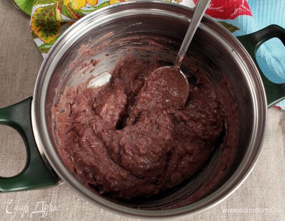 Размешать тщательно пюре с добавленным сахаром. При добавлении сахарного песка пюре немного разжижается.