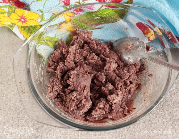 Теперь необходимо пюре уварить до загустения и темного оттенка. Масса должна будет собираться в комок. Пюре необходимо во время уваривания помешивать, чтобы не пригорело к кастрюле и не подгорело. В микроволновой печи потребуется минуты 3–4, только через каждую минутку необходимо перемешать. Бобовая паста «Анко» готова. Такую пасту я храню в морозильной камере на протяжении месяца. При необходимости разогреть в микроволновой печи и можно использовать дальше. Просто в холодильнике 2–3 дня. Для удобного хранения сформовать колобки размером с шарик для настольного тенниса, поместить их в полиэтиленовый пакетик или пластиковый контейнер, чтобы паста не заветривалась.