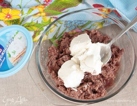 Итак! Когда полуфабрикат пасты «Анко» готов, можно приступать к приготовлению пирожных. Добавить в остывшую пасту «Анко» творожный сыр сливочный Hochland 140 г.