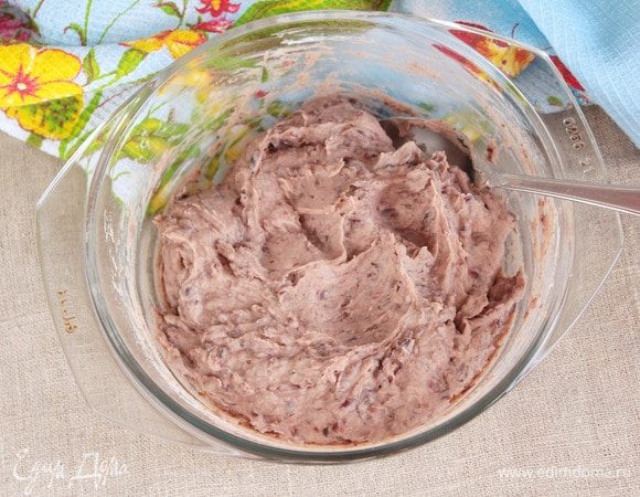 Тщательно перемешать пасту с сыром. Охладить полученную сырно-фасолевую пасту в холодильнике минут 20–30. Сыр дополняет пирожные своим великолепным сливочным вкусом.