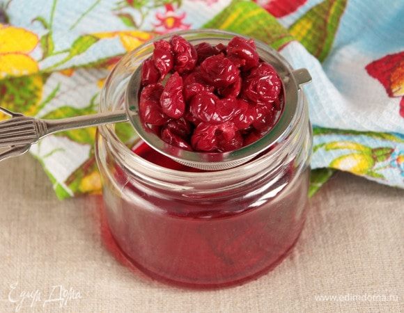 ИЗ вишни удалить косточки и слить сок. Можно предварительно выдержать вишню в коньяке. Получается ароматно и еще вкуснее. На случай подобных десертов у меня практически всегда стоит в баночке вишня наготове и бобовая паста в морозильной камере.