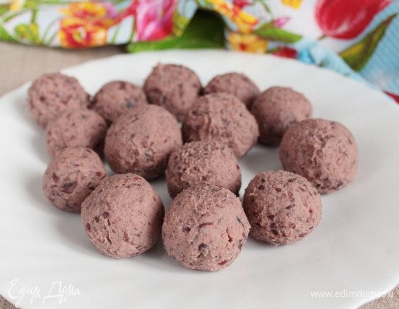 Из небольшого количества смеси пасты с сыром сделать лепешечку, положить 5–6 вишенок, защипнуть края и сформовать шарик, покатав его нежно без сильного надавливания между пальцами. Сырная паста будет липнуть, но шарики формуются без проблем. 