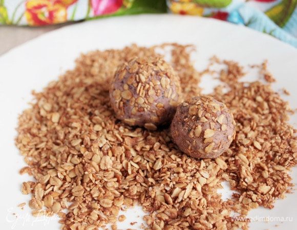 Готовые шарики обвалять в граноле, вафельной крошке или молотых орехах, бисквитной крошке. В общем, в том, что у вас есть из этого списка. Если нет ничего, то можно оставить и без обваливания. Будет вкусно по-любому. Вот на счет мака и кокосовой стружки — думаю не стоит. 