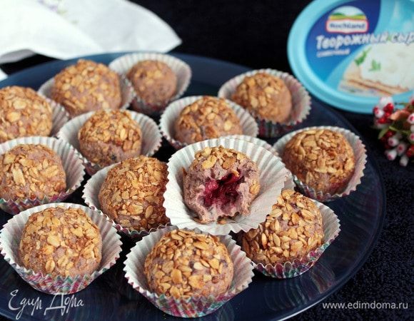 Пирожные с японским акцентом готовы! Предвижу вопрос ;) 
Фасоль не определяется своим фасолевым вкусом никак. Пирожные имеют приятный сливочный вкус и очень нежную структуру, коньячный аромат и кислинка вишни (у нас очень кислый сорт). Измельченная бобовая кожица совершенно не мешает. 